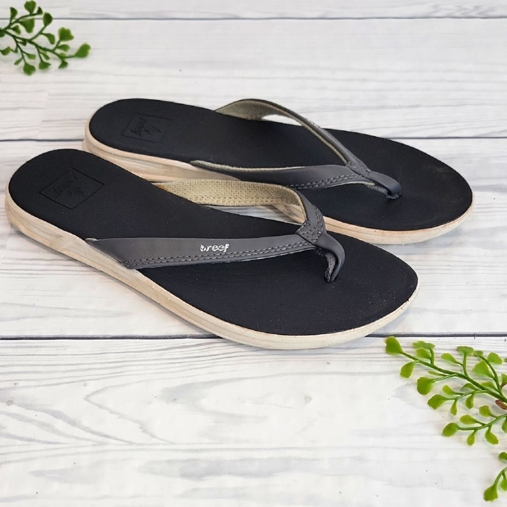 Reef Women's Black Flip Flops Size S